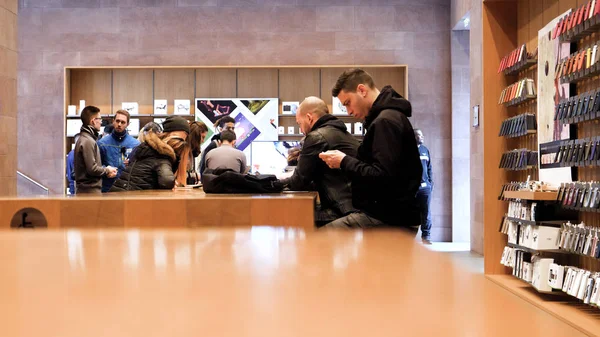 Люди чекають призначення genius Apple Store — стокове фото