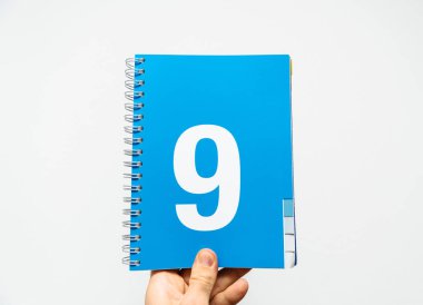 Büyük bir sayı ile defter tutan erkek el