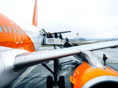 Sabah erken giren Easyjet uçak insanlar