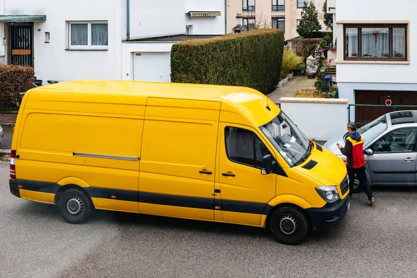 DHL teslim van sarı van girerek kurye ile sokakta