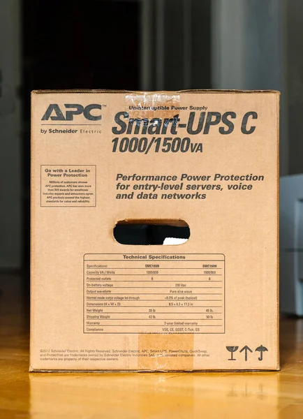 APC Smart-Ups C 1000va Lcd 230v enterprise úrovni nepřerušitelného zdroje — Stock fotografie
