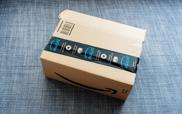 Caixa de papelão com Amazon Prime scotch — Fotografia de Stock