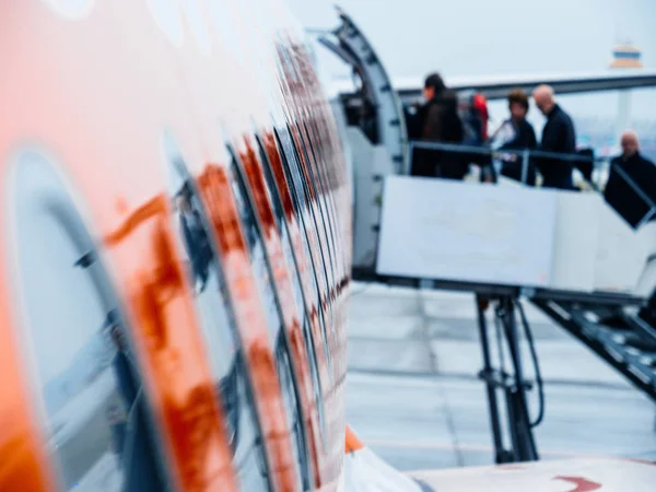 People entering airplane early in the morning — Stock Photo, Image