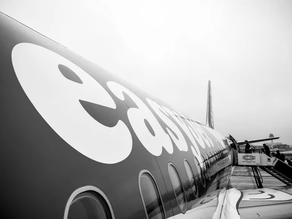 Menschen steigen frühmorgens in easyjet-Flugzeug ein — Stockfoto