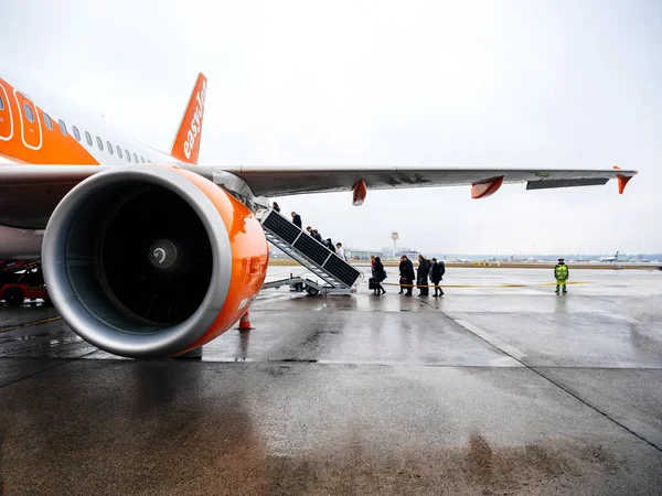 Люди, входящие в самолет EasyJet рано утром — стоковое фото