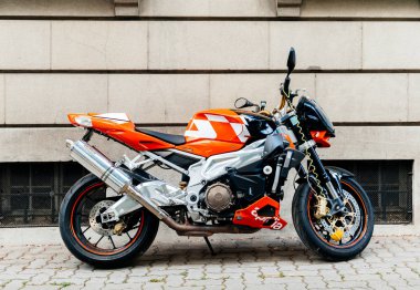 Paris, Fransa - 27 Haziran 2015: Güçlü Aprilia 1000 Rsv4 Rr sport motor motosiklet İtalyan firma tarafından üretilen yan görünüm Aprilia bir sokakta park