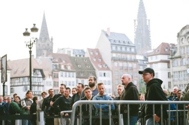 Apple Store bekleyen hat yeni telefon bilgisayar tablet ile cathedra