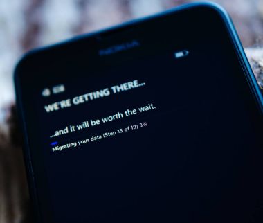 Paris, Fransa - 24 Ağustos 2016: Göç veri iletisi Windows 8 işletim sistemi Os - güncelleştirme yükseltme yazılımı çalıştıran Microsoft Lumia Phone Smartphone 