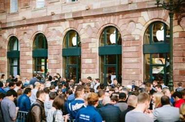 Strasbourg, Fransa - Eylül 19 2014: Gençler en son iphone ipad satın almak için sırada bekleyen müşteriler ile Apple Store önünde satır sırasındaki görünümünü yukarıda Apple Watch ve dizüstü
