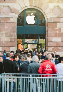 Strasbourg, Fransa - Eylül 19 2014: Grup en son iphone ipad satın almak için sırada bekleyen müşteriler ile Apple Store önünde satır sırasındaki genç insan Apple Watch ve dizüstü