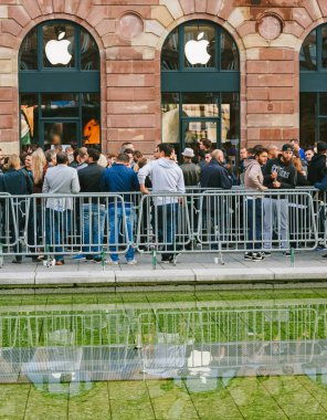 Strasbourg, Fransa - Eylül 19 2014: En son iphone ipad satın almak için sırada bekleyen müşteriler ile Apple Store önünde satır sırasındaki sabırsız gençler Apple Watch ve dizüstü
