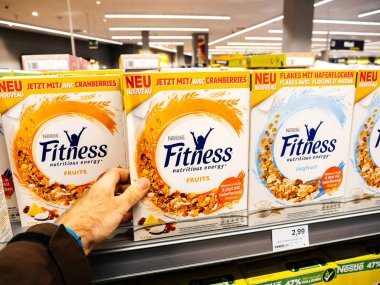 Frankfurt, Almanya - 25 Kasım 2017: Erkek müşteri Nestle Fitness besleyici enerji gıda satın Alman süpermarkette Edeka - taze sağlıklı yaşam gıda cron pul seçme bakış