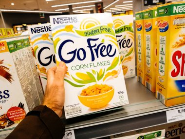 Frankfurt, Almanya - 25 Kasım 2017: Erkek müşteri Mısır gevreği Nestle gıda satın Alman süpermarkette Edeka - taze sağlıklı yaşam Gıda seçimi bakış