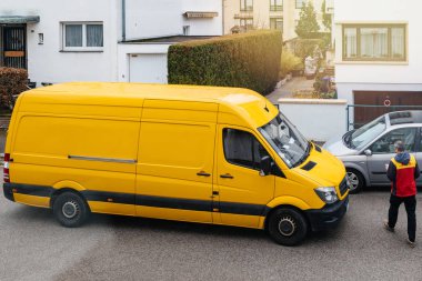 Paris, Fransa - 30 Mar 2018: Kurye paket parsel tipik Avrupa Mahallesi - yükseltilmiş görünümü içinde teslim zamanında teslim sonra Dhl sarı teslim van girer