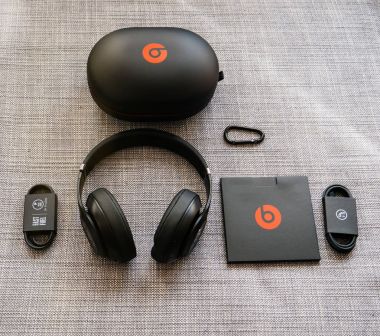 Paris, Fransa - 31 Mar 2018: Yukarıdan görünümünü yeni Beats 3 stüdyo profesyonel kablosuz kulaklık Beats Dr Dre Apple tarafından yapılan tüm aksesuarları ile birlikte - unboxing işlemi 