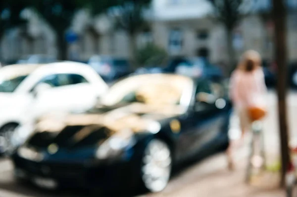 都市生活场面与匿名妇女停放她的豪华车在繁忙的法国街道 — 图库照片