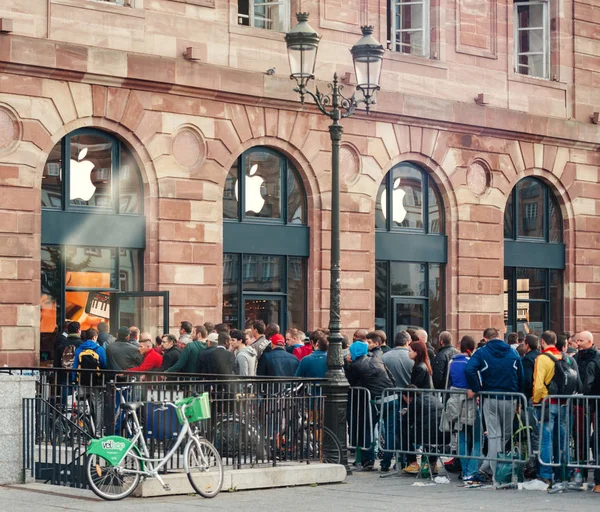 Strasbourg, Fransa - Eylül 19 2014: Kalabalıkta satır sırası Apple Store önünde en son iphone ipad satın almak için sırada bekleyen müşteriler ile Apple Watch ve dizüstü