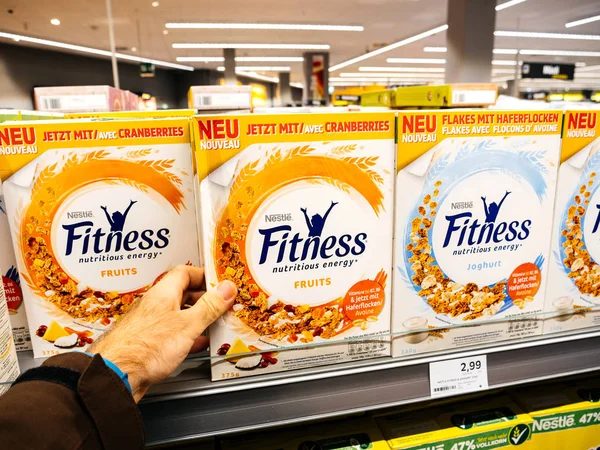 Frankfurt, Almanya - 25 Kasım 2017: Erkek müşteri Nestle Fitness besleyici enerji gıda satın Alman süpermarkette Edeka - taze sağlıklı yaşam gıda cron pul seçme bakış
