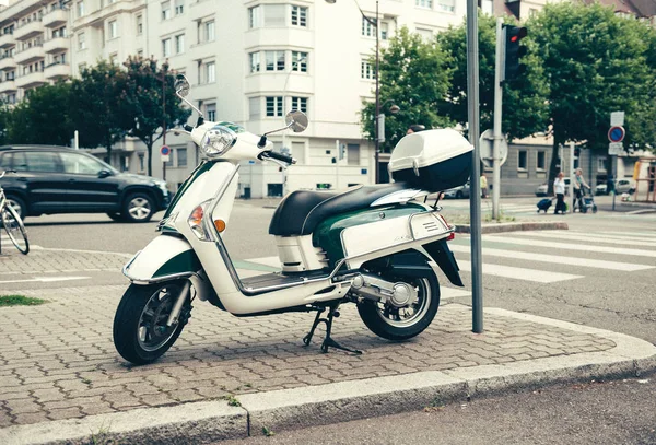 フランス 2015 フランスの路上駐車のピアジオ スクーターのサイドビュー — ストック写真