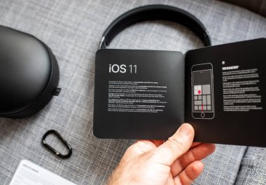 Paris, Fransa - 31 Mar 2018: Adam unboxing yeni Apple atıyor tarafından Dr Dre yener Studio 3 kablosuz kulaklık ile saf adaptif gürültü iptal etme saf Anc IOS 11 broşür öğretim