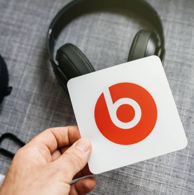 Paris, Fransa - 31 Mar 2018: Adam unboxing yeni Apple atıyor tarafından Dr Dre yener Studio 3 kablosuz kulaklık ile saf adaptif gürültü iptal etme saf tutarak sağlanan etiket Anc-