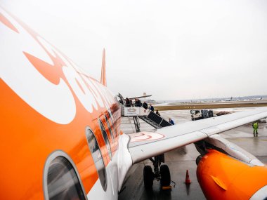 Hamburg, Almanya - 22 Mar 2018: İnsanlar arası Easyjet uçak sabah erken Flughafen Hamburg'da arka yolcu kapı jetway merdiven ile girme
