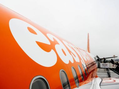 Hamburg, Almanya - 22 Mar 2018: Geniş logo insan sabahları erken Flughafen Hamburg'da arka yolcu kapı jetway merdiven aracılığıyla Easyjet uçak girme