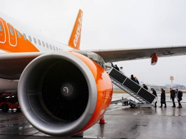 Hamburg, Almanya - 22 Mar 2018: İnsanlar arası Easyjet Havayolları uçak sabah erken Flughafen Hamburg'da arka yolcu kapı jetway merdiven ile girme