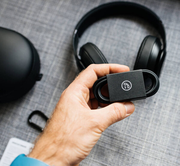ПАРИЖ, Франция - 31 марта 2018 года: Человек разбирает новые Apple Beats by Dr Dre Beats Studio 3 Беспроводные наушники с чистым адаптивным шумом Отмена чистый ANC 3,5 разъем кабель
 