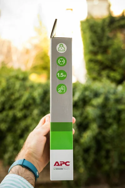 緑の背景に対して つの電源コンセントと Apc Ups 電源タップのボックスのサイド部分を保持しているパリ フランス 2018 — ストック写真