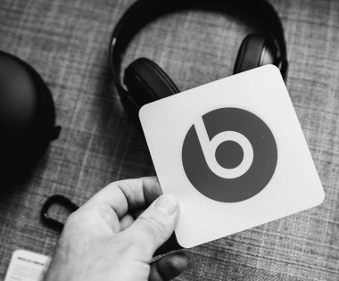 Paris, Fransa - 31 Mar 2018: çıkartmalar saf adaptif gürültü iptal etme saf Anc ile - siyah ve beyaz görünümlü adam unboxing yeni Apple atıyor tarafından Dr Dre yener Studio 3 kablosuz kulaklık 