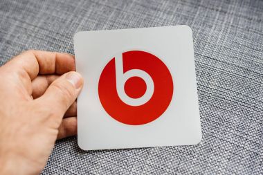 Paris, Fransa - 31 Mar 2018: kırmızı ikonik etiket arayan adam unboxing yeni Apple atıyor tarafından Dr Dre yener kablosuz kulaklık