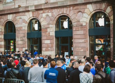 Strasbourg, Fransa - Eylül 19 2014: Yetişkin ve çocuklar hattında bekleyen müşteriler ile Apple Store önünde satır sırasındaki en son iphone ipad satın almak Apple Watch ve dizüstü
