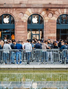 Strasbourg, Fransa - Eylül 19 2014: Büyük kalabalığın en son iphone ipad satın almak için sırada bekleyen müşteriler ile Apple Store önünde satır sırasındaki Apple Watch ve dizüstü