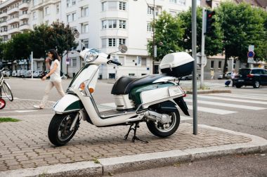 Paris, Fransa - 27 Haziran 2015: Yan görünüm bir Fransız sokakta park edilmiş modern Piaggio scooter 