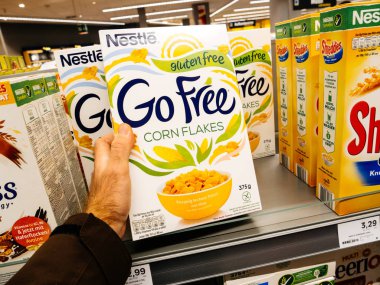 Frankfurt, Almanya - 25 Kasım 2017: Erkek müşteri Mısır gevreği Nestle gıda satın Alman süpermarkette Edeka - taze sağlıklı yaşam gıda deposunda seçimi bakış
