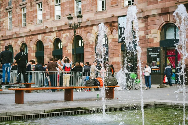 Strasbourg Fransa Eylül 2014 Görünümü Gençlerin Son Iphone Ipad Satın — Stok fotoğraf