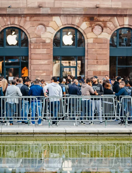 法国斯特拉斯堡 2014 在苹果商店前面排队排队的人群中 有大批顾客在排队购买最新的 Iphone Ipad 苹果手表和笔记本 — 图库照片