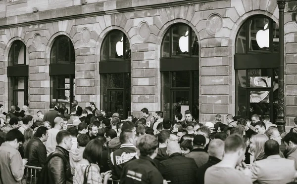 Strasbourg France Sep 2014 Young People Line Queue Front Apple — Stock Photo, Image