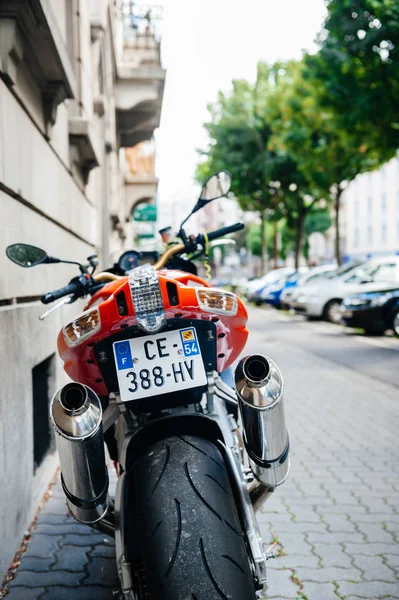 フランス 2015 イタリアの会社によって作られた強力な 1000 アプリリア Rsv4 スポーツ バイク バイクの後姿アプリリアに路上駐車 — ストック写真