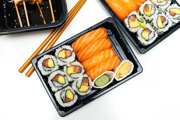 Hemleverans plastlåda från japansk restaurang som innehåller su — Stockfoto