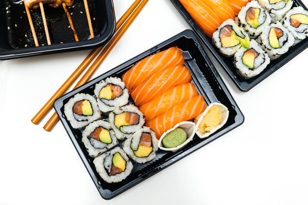 Пластиковая коробка с доставкой на дом из японского ресторана
