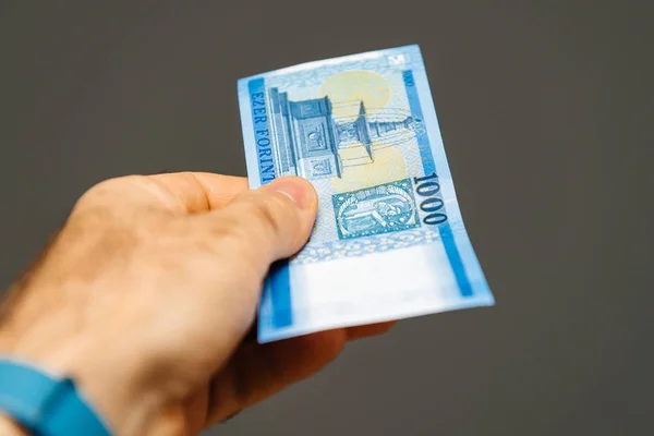 Homem segurando húngaro Forint — Fotografia de Stock