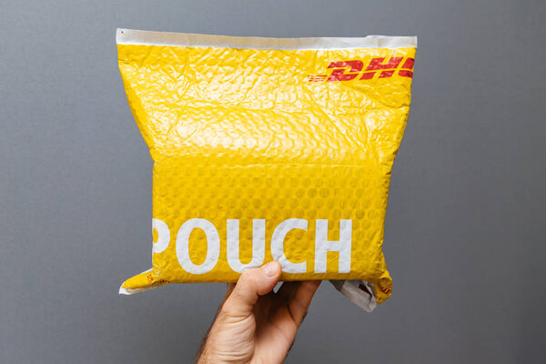 Жёлтый пакет DHL Express
