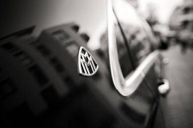 Lüks mavi Mercedes Maybach s600 limuzin