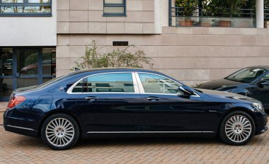 Lüks mavi Mercedes Maybach s600 limuzin