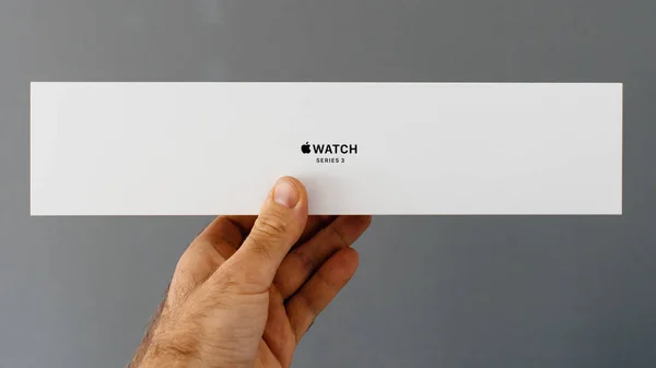 Apple Watch hordható smartwatch kartondobozban unboxing — Stock Fotó