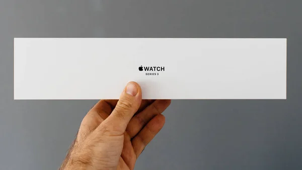 Apple Watch wearable smartwatch caja de cartón unboxing — Foto de Stock