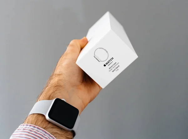Apple Watch разряжают картонную коробку для смартфонов — стоковое фото