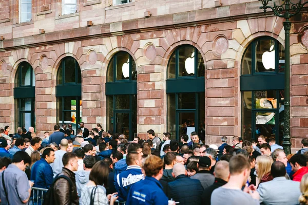 Apple Store bekleyen line yeni telefon bilgisayar — Stok fotoğraf